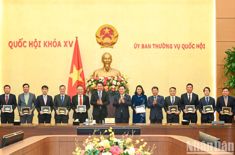 Vuong Dinh Hue y los jefes de las misiones diplomáticas en el extranjero. Vuong Dinh Hue y los jefes de las misiones diplomáticas en el extranjero.