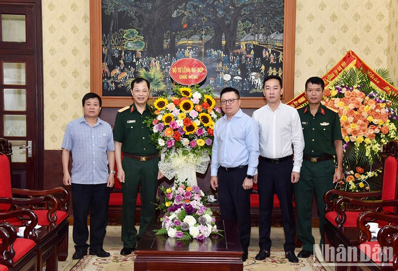 La delegación del Alto Mando 86, Ministerio de Defensa, felicita al periódico.