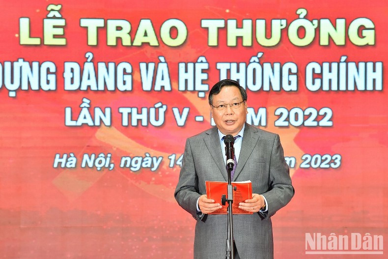 El vicesecretario del Comité del Partido en Hanói, Nguyen Van Phong, interviene en la premiación. El vicesecretario del Comité del Partido en Hanói, Nguyen Van Phong, interviene en la premiación.
