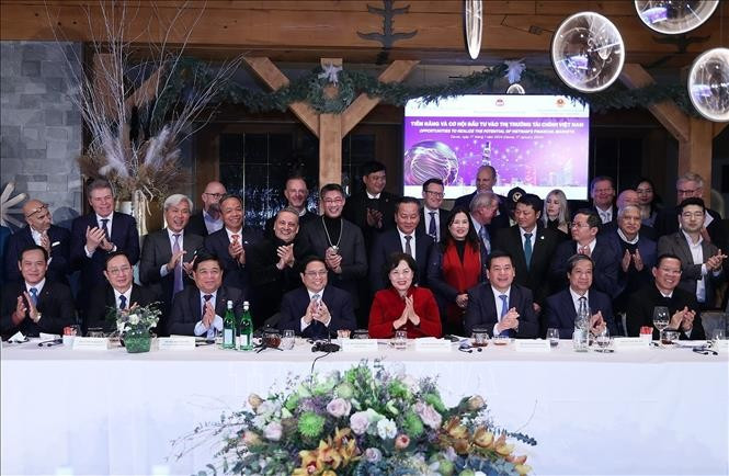 El primer ministro Pham Minh Chinh y representantes de ministerios, sectores e inversores participantes en el seminario. (Fotografía: VNA) El primer ministro Pham Minh Chinh y representantes de ministerios, sectores e inversores participantes en el seminario. (Fotografía: VNA)