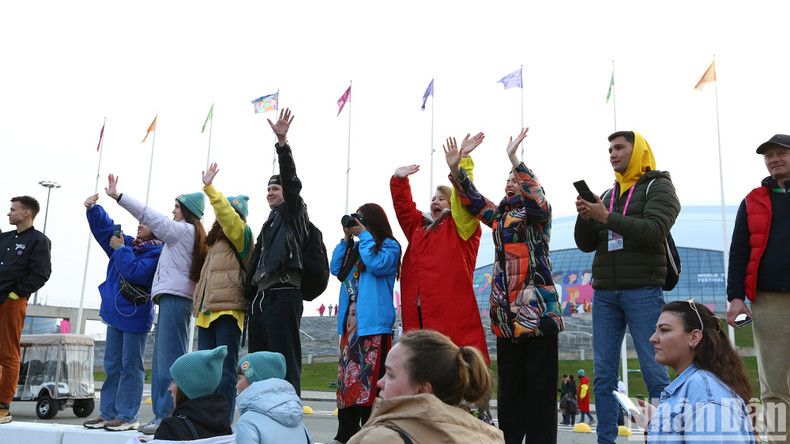 “¡Vietnam genial! ¡Amo a Vietnam, amo al Presidente Ho Chi Minh!”, muchas personas no pueden ocultar sus emociones al recibir a la delegación vietnamita.