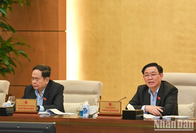 El presidente parlamentario habla en la reunión.