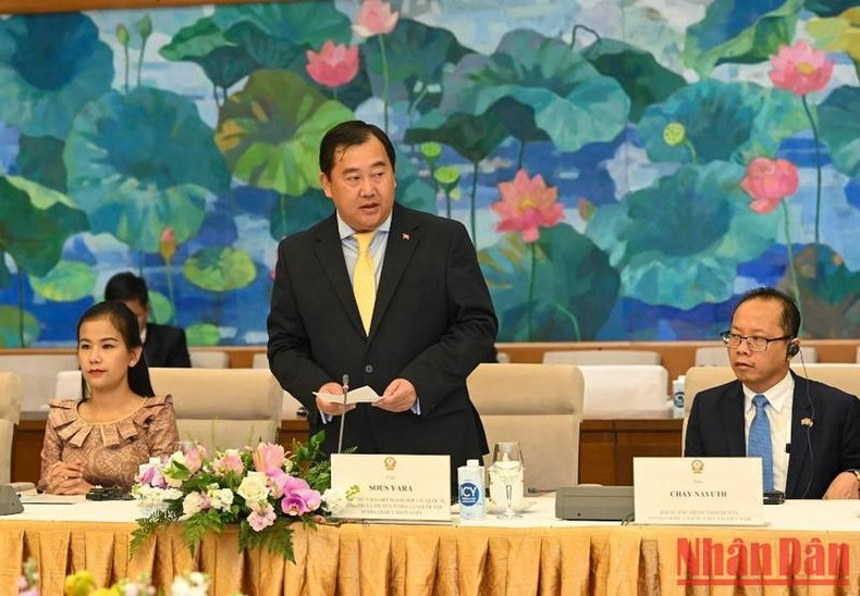 El jefe de la CRE del Parlamento de Camboya, Sous Yara, interviene en el evento.