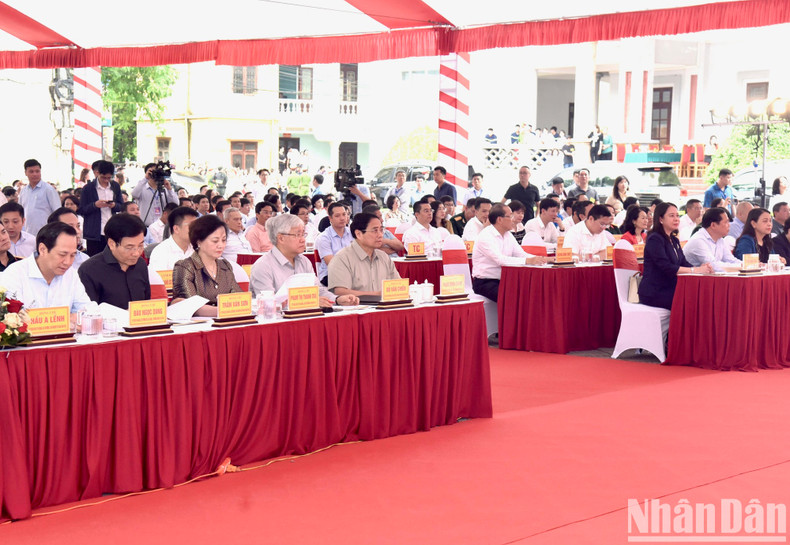 El premier Pham Minh Chinh, la presidenta interina Vo Thi Anh Xuan y el titular del Comité del Frente de la Patria Do Van Chien, junto a los delegados en el acto de lanzamiento.