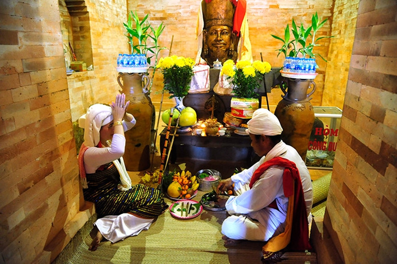 Asociados al espacio cultural de las torres se encuentran diversos géneros culturales, artísticos, arquitectónicos y religiosos del pueblo Cham. Asociados al espacio cultural de las torres se encuentran diversos géneros culturales, artísticos, arquitectónicos y religiosos del pueblo Cham.