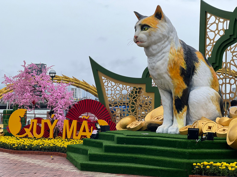 Una gran figura de gato fue colocada frente al parque de APEC. Una gran figura de gato fue colocada frente al parque de APEC.