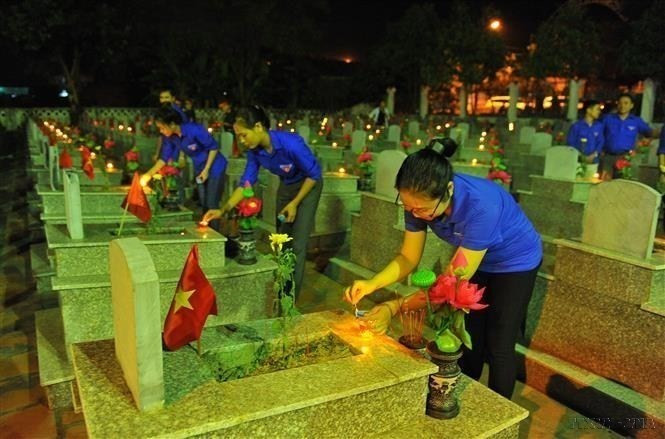 Miembros sindicales y jóvenes del distrito de Yen Mo encienden velas para rendir homenaje a los héroes y mártires en el Cementerio dedicado a Mártires en el distrito de Yen Mo, provincia de Ninh Binh. Miembros sindicales y jóvenes del distrito de Yen Mo encienden velas para rendir homenaje a los héroes y mártires en el Cementerio dedicado a Mártires en el distrito de Yen Mo, provincia de Ninh Binh.