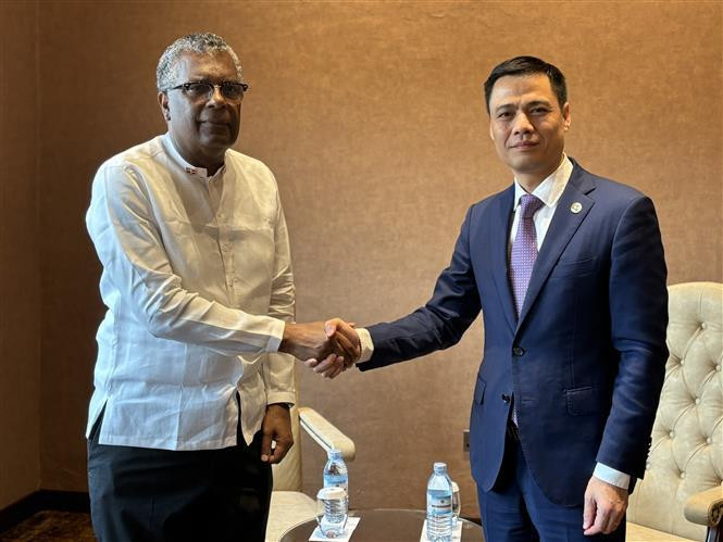 El embajador Dang Hoang Giang, jefe de la misión de Vietnam ante la ONU, se reúne con el canciller de Bahamas, Frederick Mitchell. (Fotografía: VNA) El embajador Dang Hoang Giang, jefe de la misión de Vietnam ante la ONU, se reúne con el canciller de Bahamas, Frederick Mitchell. (Fotografía: VNA)