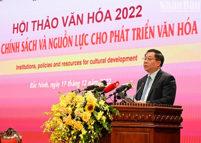 El jefe de la Comisión de Comunicación y Educación del Comité Central del PCV, Nguyen Trong Nghia, presenta una ponencia sobre el desarrollo de la cultura vietnamita. El jefe de la Comisión de Comunicación y Educación del Comité Central del PCV, Nguyen Trong Nghia, presenta una ponencia sobre el desarrollo de la cultura vietnamita.