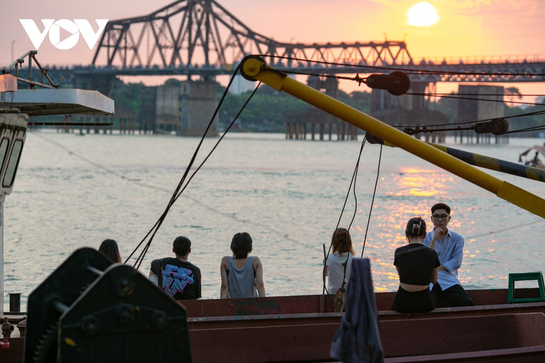 Por estos días, el embarcadero de Ngoc Lam está abarrotado todas las tardes por su ubicación privilegiada para contemplar la puesta de sol. Por estos días, el embarcadero de Ngoc Lam está abarrotado todas las tardes por su ubicación privilegiada para contemplar la puesta de sol.