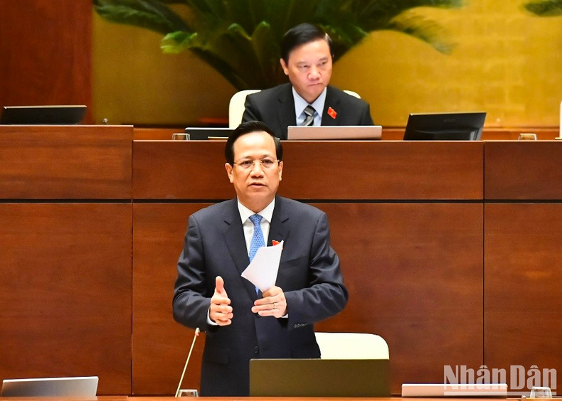 El ministro de Trabajo, Inválidos de Guerra y Asuntos Sociales Dao Ngoc Dung responde a las preguntas de los delegados. El ministro de Trabajo, Inválidos de Guerra y Asuntos Sociales Dao Ngoc Dung responde a las preguntas de los delegados.