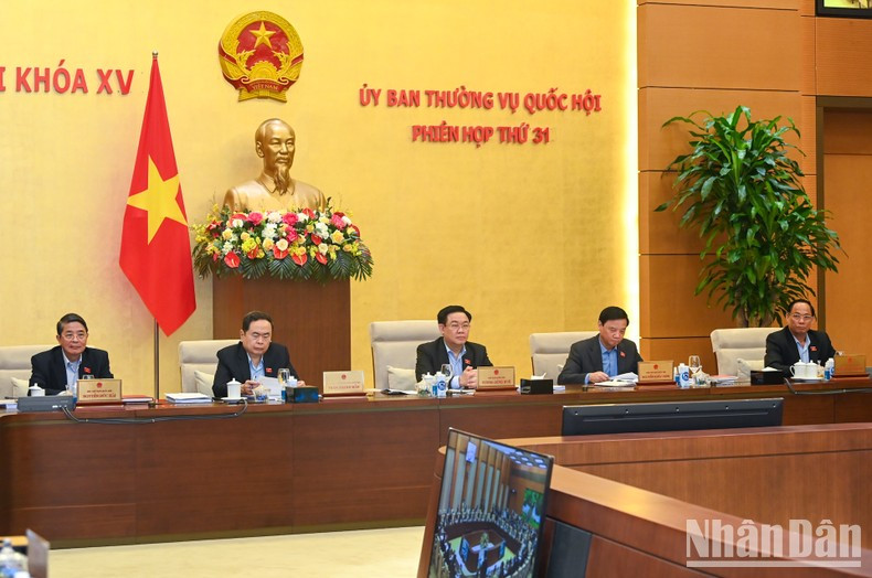 El presidente de la Asamblea Nacional Vuong Dinh Hue y los vicepresidentes en la reunión.