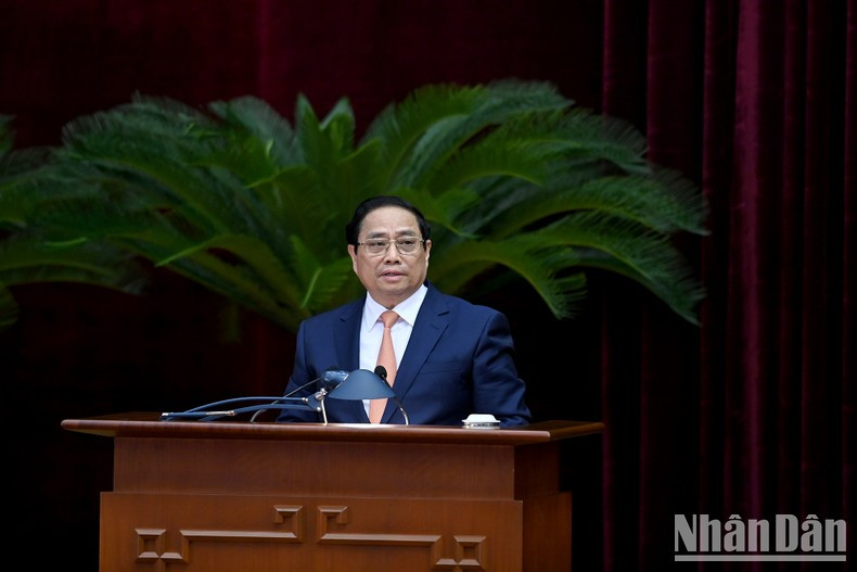 El primer ministro Pham Minh Chinh interviene en el evento.