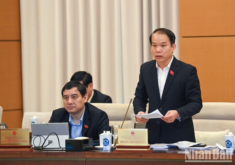 El jefe del Comité de Leyes de la Asamblea Nacional Hoang Thanh Tung presenta un informe relacionado con el borrador de la Ley de Capitalidad (enmendada).