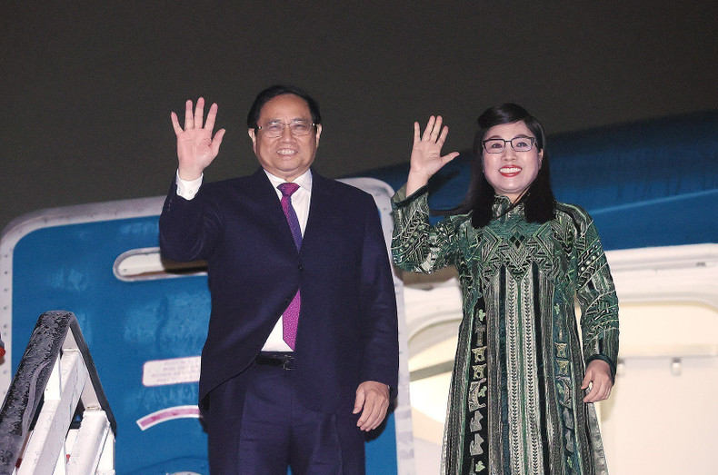 La ceremonia de despedida del premier Pham Minh Chinh y su esposa se celebró en el aeropuerto Internacional Henri Coanda de Bucarest. (Fotografía: VNA)