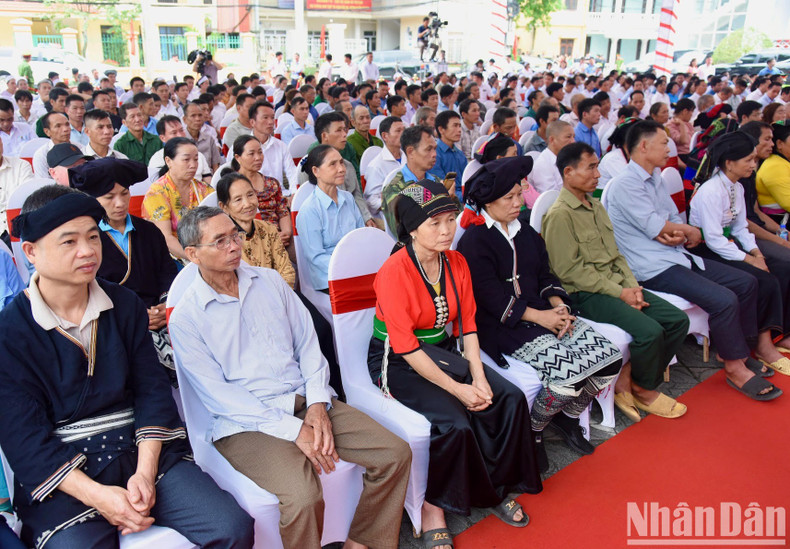 Representantes de los grupos étnicos y familias con dificultades económicas en Hoa Binh.