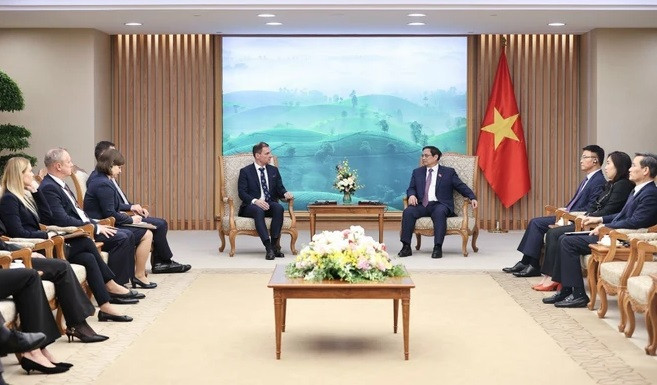El primer ministro de Vietnam, Pham Minh Chinh, recibe al ministro de Justicia húngaro, Tuzson Bence. (Fotografía: VNA)