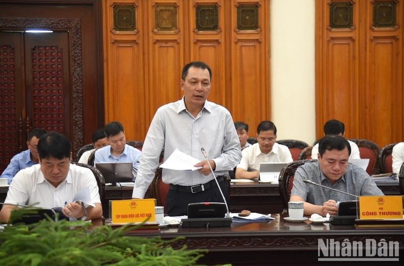 El presidente del grupo EVN Dang Hoang An informa sobre el proyecto de suministro de energía. El presidente del grupo EVN Dang Hoang An informa sobre el proyecto de suministro de energía.