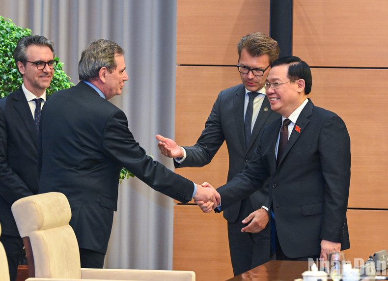 El presidente de la Asamblea Nacional Vuong Dinh Hue recibe a los invitados.