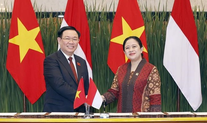 El presidente de la Asamblea Nacional de Vietnam, Vuong Dinh Hue, y la titular del Consejo de Representantes del Pueblo Indonesio (DPR-RI), Puan Maharani, firman un acuerdo de cooperación entre los dos países. (Fotografía: VNA)
