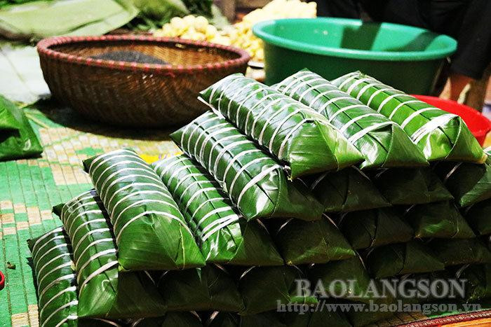 Luego de envueltos, los pasteles se dejan en remojo en unos 30 minutos. En promedio, la familia de Thi Chuyen produce alrededor de 100 pasteles diarios. En las ocasiones especiales como el Tet y otros festivales, la cantidad puede ser de 500 unidades por día. Luego de envueltos, los pasteles se dejan en remojo en unos 30 minutos. En promedio, la familia de Thi Chuyen produce alrededor de 100 pasteles diarios. En las ocasiones especiales como el Tet y otros festivales, la cantidad puede ser de 500 unidades por día.