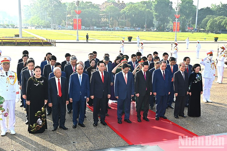 Los dirigentes del Partido y Estado rinden homenaje al Presidente Ho Chi Minh. Los dirigentes del Partido y Estado rinden homenaje al Presidente Ho Chi Minh.