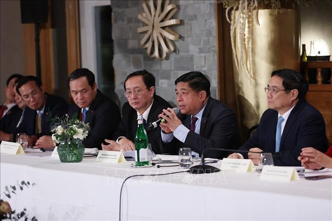 El ministro de Planificación e Inversión de Vietnam, Nguyen Chi Dung, habla en el evento. El ministro de Planificación e Inversión de Vietnam, Nguyen Chi Dung, habla en el evento.