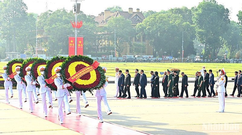 Los delegados entran al Mausoleo del Presidente Ho Chi Minh. Los delegados entran al Mausoleo del Presidente Ho Chi Minh.