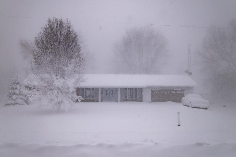 Una casa cerca de la región Wainfleet Ontario (Canadá) en una tormenta de nieve el 24 de diciembre. Una casa cerca de la región Wainfleet Ontario (Canadá) en una tormenta de nieve el 24 de diciembre.
