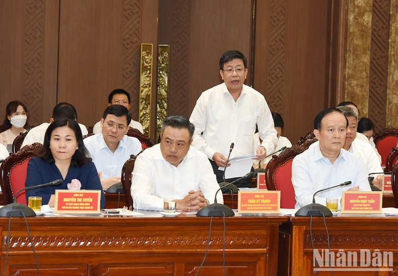 El vicepresidente del Comité Popular de la capital Duong Duc Tuan interviene en la reunión. El vicepresidente del Comité Popular de la capital Duong Duc Tuan interviene en la reunión.
