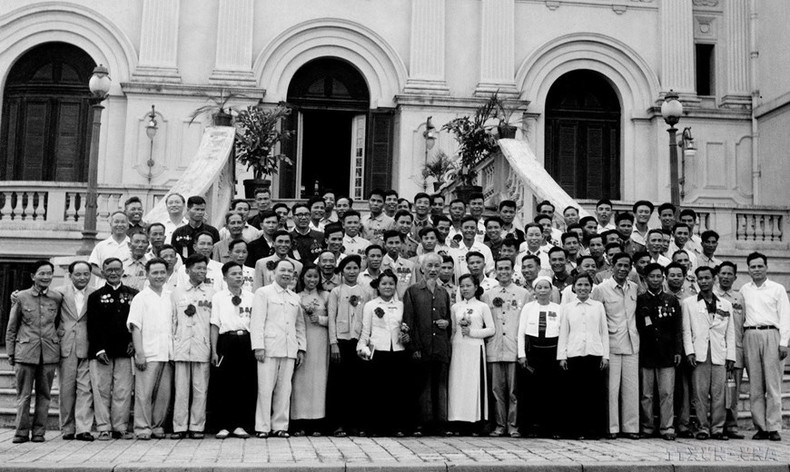 El 6 de mayo de 1962, en el Palacio Presidencial, el presidente Ho Chi Minh se reunió con delegados del primer, el segundo y el tercer Congreso de héroes y soldados de emulación (desde 1952 hasta1962). El 6 de mayo de 1962, en el Palacio Presidencial, el presidente Ho Chi Minh se reunió con delegados del primer, el segundo y el tercer Congreso de héroes y soldados de emulación (desde 1952 hasta1962).