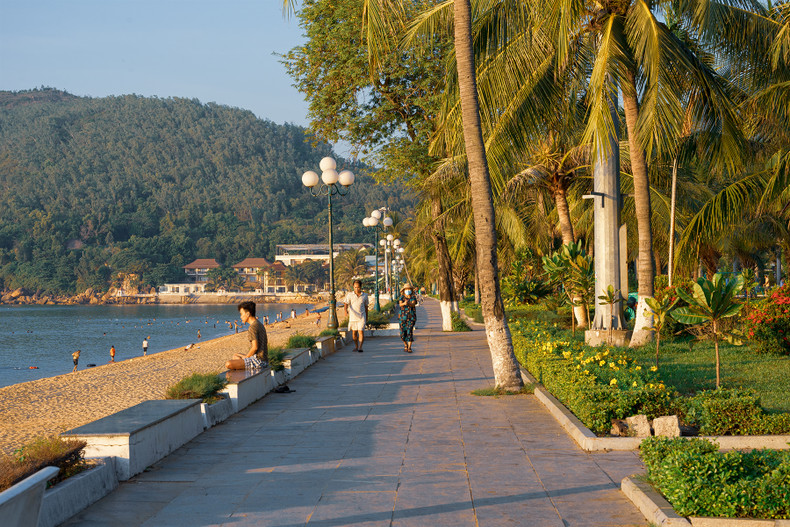 Los residentes y visitantes pueden caminar y meditar a lo largo de la playa de Ghenh Rang-Tien Sa, al sur de la ciudad. Los residentes y visitantes pueden caminar y meditar a lo largo de la playa de Ghenh Rang-Tien Sa, al sur de la ciudad.