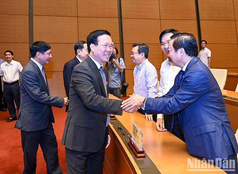 El presidente Vo Van Thuong saluda a los diputados.