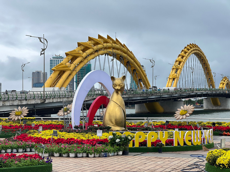 Diversas mascotas en la calle floral cerca del Puente del Dragón. Diversas mascotas en la calle floral cerca del Puente del Dragón.