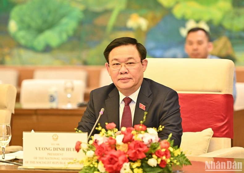 El titular parlamentario Vuong DInh Hue interviene en el encuentro. El titular parlamentario Vuong DInh Hue interviene en el encuentro.