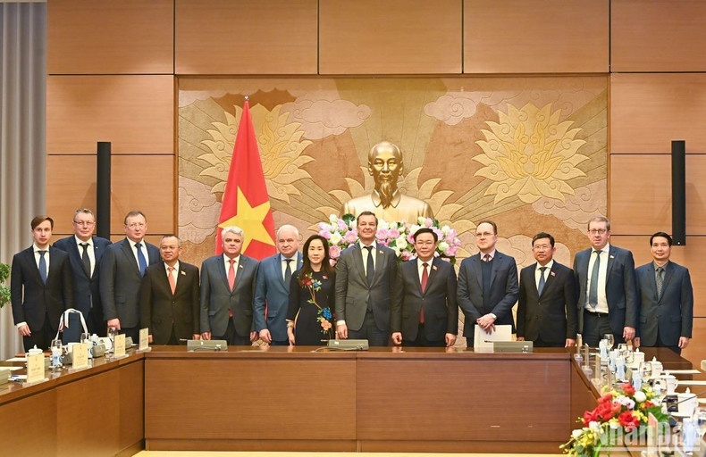 Las dó delegaciones posan para foto conmemorativa. Las dó delegaciones posan para foto conmemorativa.