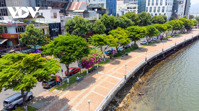 La calle de Bach Dang colmada de flores de buganvilla y Giang Huong a la orilla del rio Han. La calle de Bach Dang colmada de flores de buganvilla y Giang Huong a la orilla del rio Han.