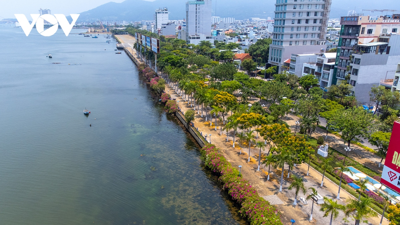 La calle a la orilla del río Han. La calle a la orilla del río Han.