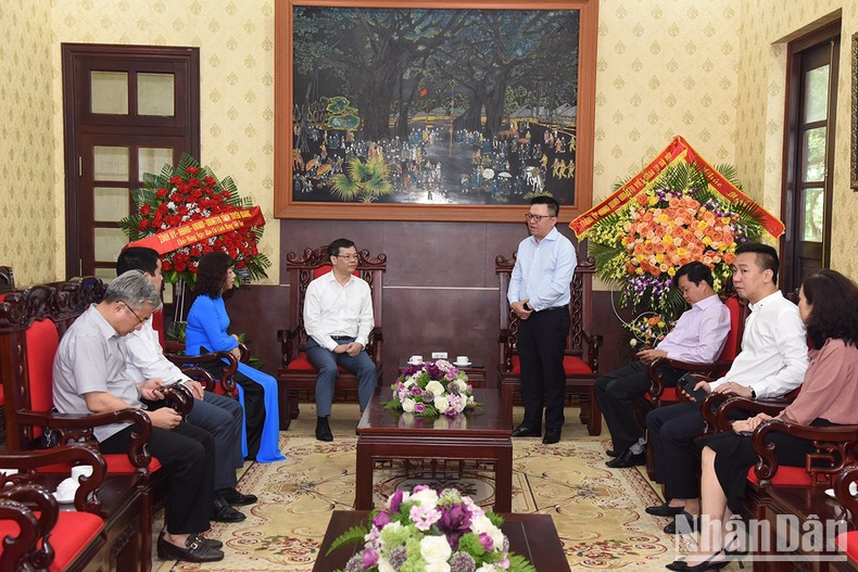 El presidente-editor Le Quoc Minh recibe a la delegación de la provincia de Tuyen Quang.