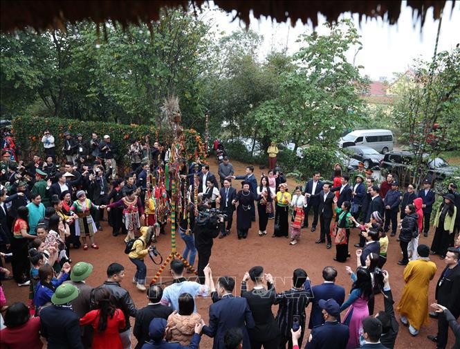El presidente de Vietnam, Vo Van Thuong, y los delegados participan en la danza Xoe de la etnia Thai. (Fotografía: VNA)