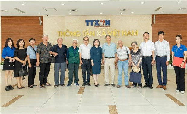 La vicedirectora general de la VNA, Doan Thi Tuyet Nhung, galardonados y representantes familiares de premiados. (Fotografía: VNA)