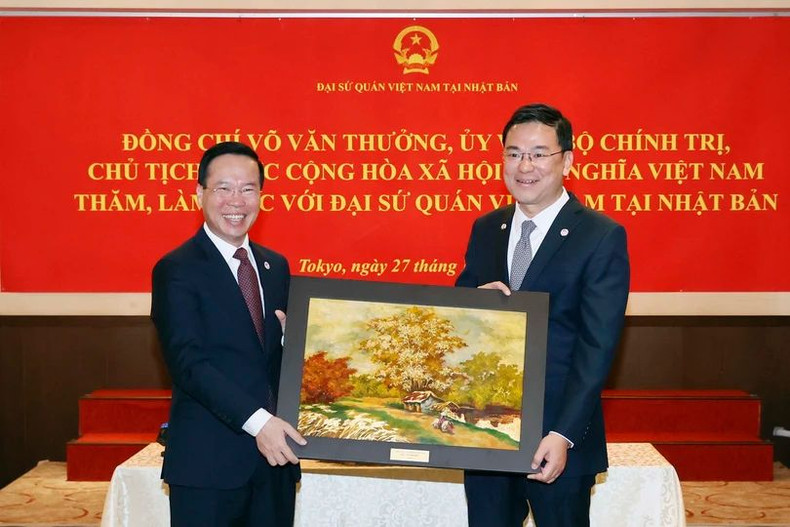 El presidente entrega una pintura a la Embajada de Vietnam en Japón. El presidente entrega una pintura a la Embajada de Vietnam en Japón.