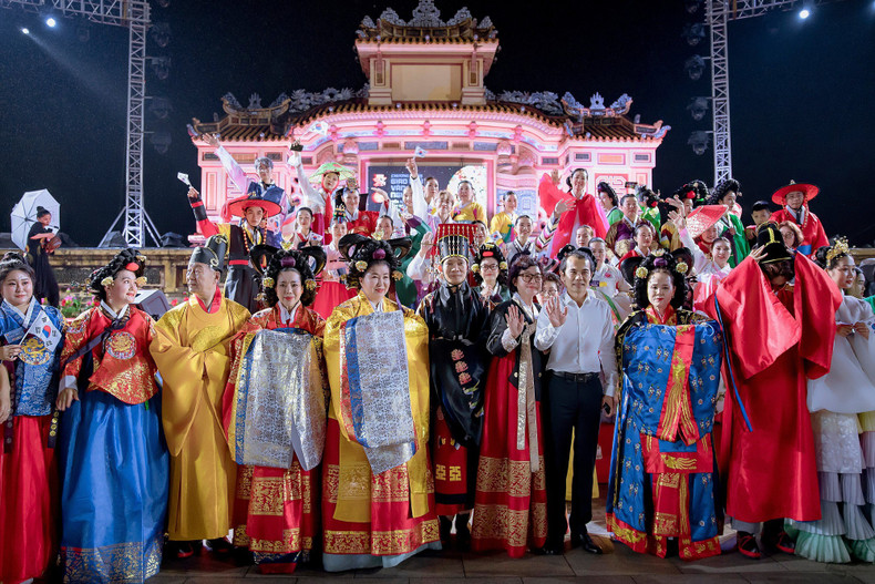 De acuerdo con el presidente del Comité Popular de Hue, Vo Le Nhat, el programa contribuye a difundir los valores culturales y artísticos de Hue y otros países, y abrirá nuevas perspectivas de cooperación. De acuerdo con el presidente del Comité Popular de Hue, Vo Le Nhat, el programa contribuye a difundir los valores culturales y artísticos de Hue y otros países, y abrirá nuevas perspectivas de cooperación.