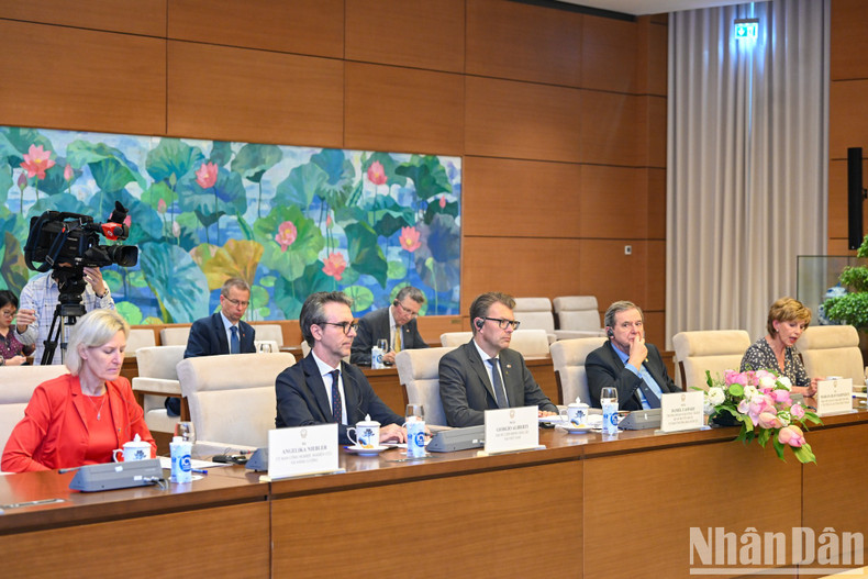 El presidente del Grupo Parlamentario encargado de las relaciones con los países del Sudeste Asiático y la Asean, Daniel Caspary, y el embajador de la Unión Europea en Vietnam, Giorgio Aliberti, en el evento.