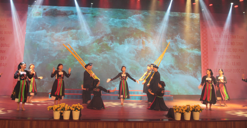 El baile Tac Xinh del grupo étnico San Chay en el distrito de Ba Che. El baile Tac Xinh del grupo étnico San Chay en el distrito de Ba Che.