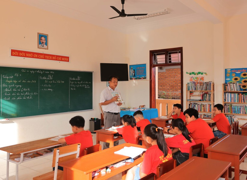 Una clase con estudiantes en la isla de Da Tay A. Una clase con estudiantes en la isla de Da Tay A.
