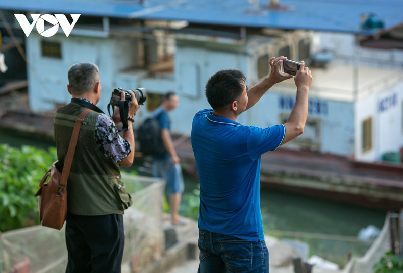 De acuerdo con los fotógrafos, la mejor época para ver la puesta de sol y tomar una instantánea es a fines del verano y principios del otoño. De acuerdo con los fotógrafos, la mejor época para ver la puesta de sol y tomar una instantánea es a fines del verano y principios del otoño.