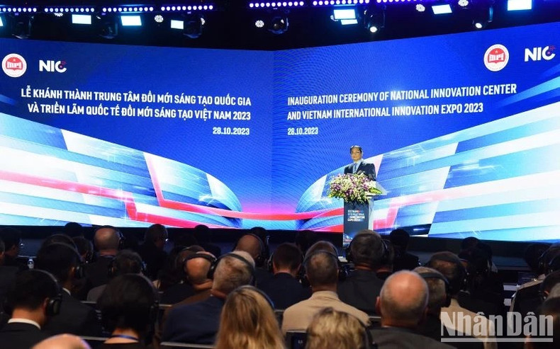 El primer ministro habla en la ceremonia inaugural.