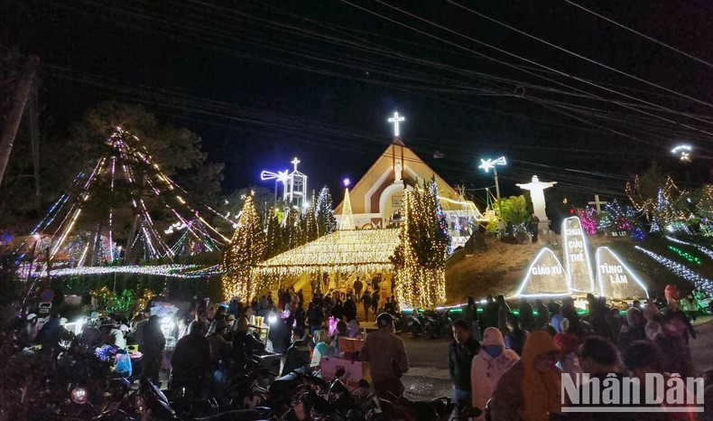 Nochebuena en la parroquia de Tung Lam. Nochebuena en la parroquia de Tung Lam.