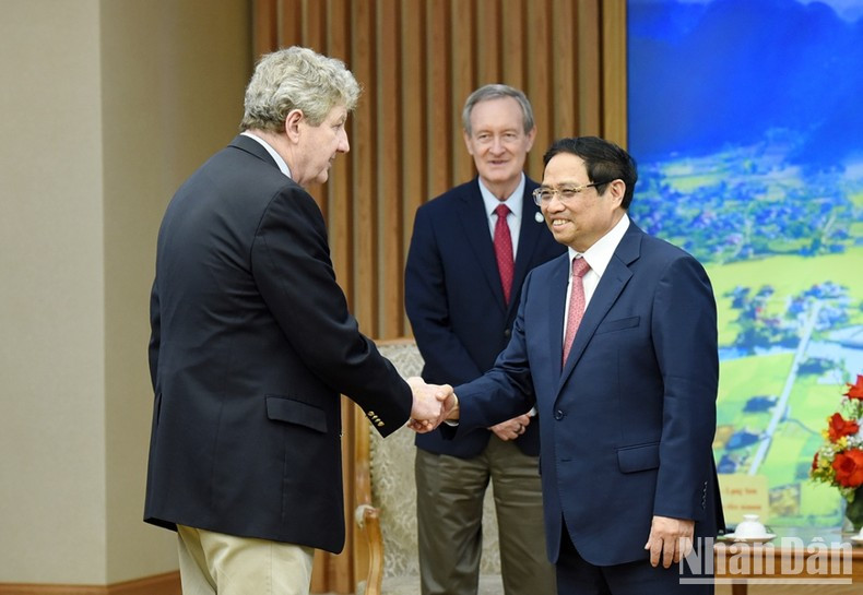 El primer ministro vietnamita da la bienvenida a la delegación del Senado de los Estados Unidos. El primer ministro vietnamita da la bienvenida a la delegación del Senado de los Estados Unidos.